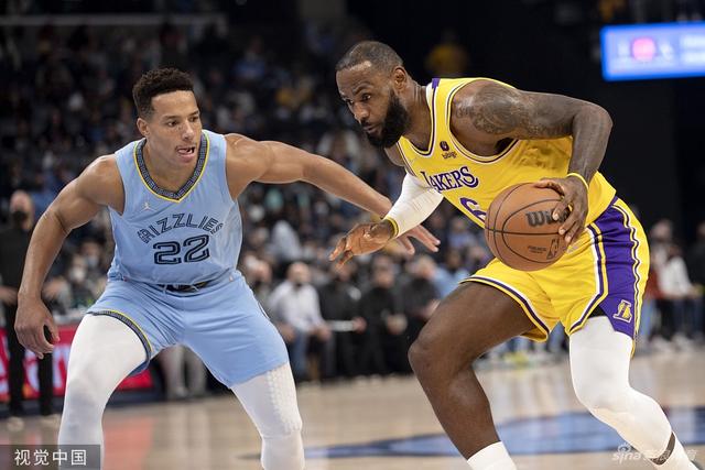 王哲林24+16上海5人上双胜深圳 布莱德索21+11